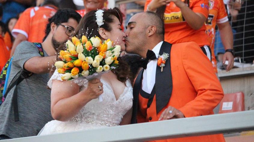 Novios celebraron su matrimonio viendo el retorno de Cobreloa en Primera División