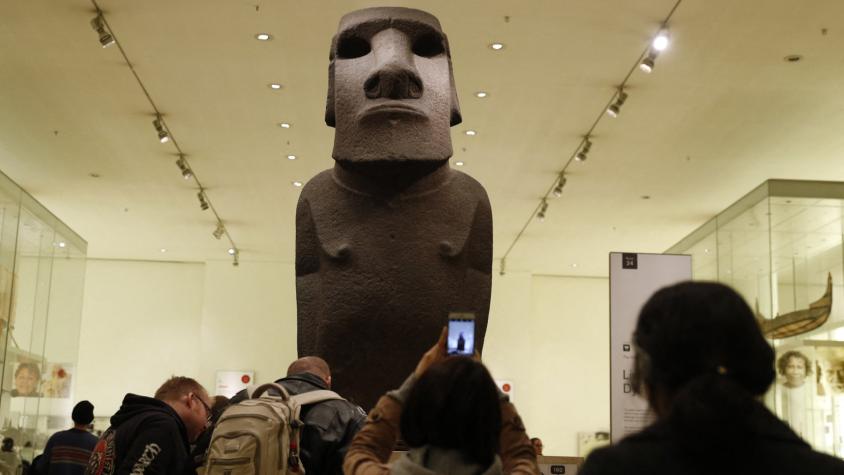 "Devuelvan el Moái": Medio inglés aborda la avalancha de mensajes de chilenos en redes del Museo Británico de Londres