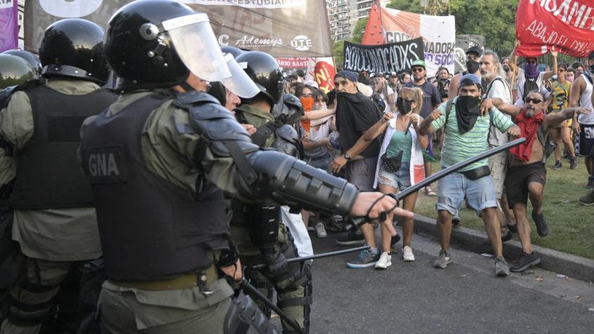 Detienen a dos chilenos en protestas en Argentina: Ministra dice que uno participó en incidentes en estallido social