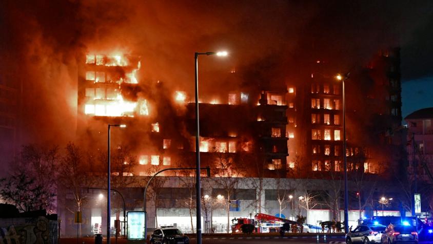 Impactantes imágenes: Incendio consume edificio de 14 pisos en la ciudad española de Valencia