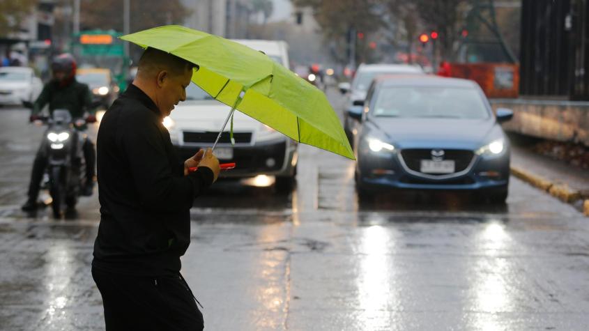"Es una probabilidad alta": Michelle Adam apunta al anuncio de lluvia para este jueves en Santiago con una advertencia