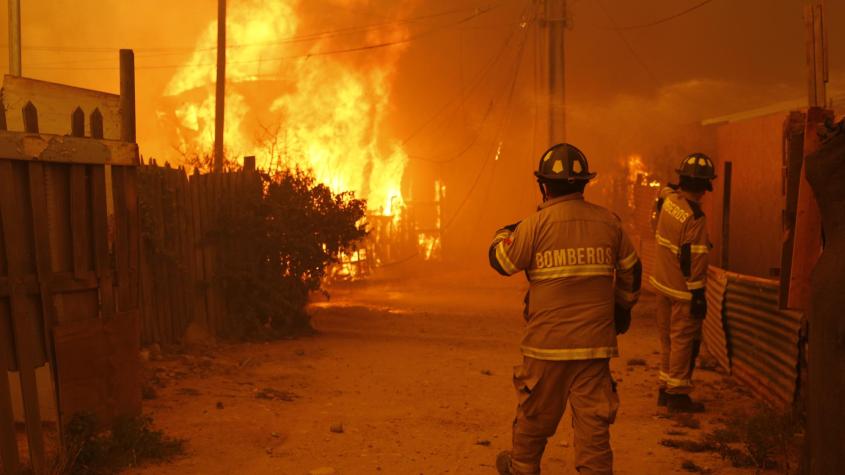 ¿Qué dice el informe de Conaf que alertó de riesgos en zonas destruidas por incendios y que no habría sido considerado?