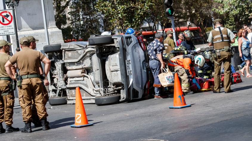 Auto terminó volcado frente a La Moneda tras accidente de tránsito