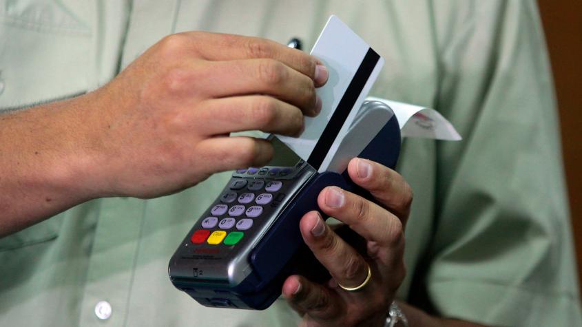 Avanzan las tarjetas de débito contra el efectivo: Chilenos prefieren medios digitales de pago
