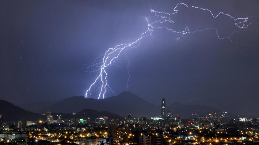 De norte a sur: Emiten alerta meteorológica por tormentas eléctricas en doce regiones