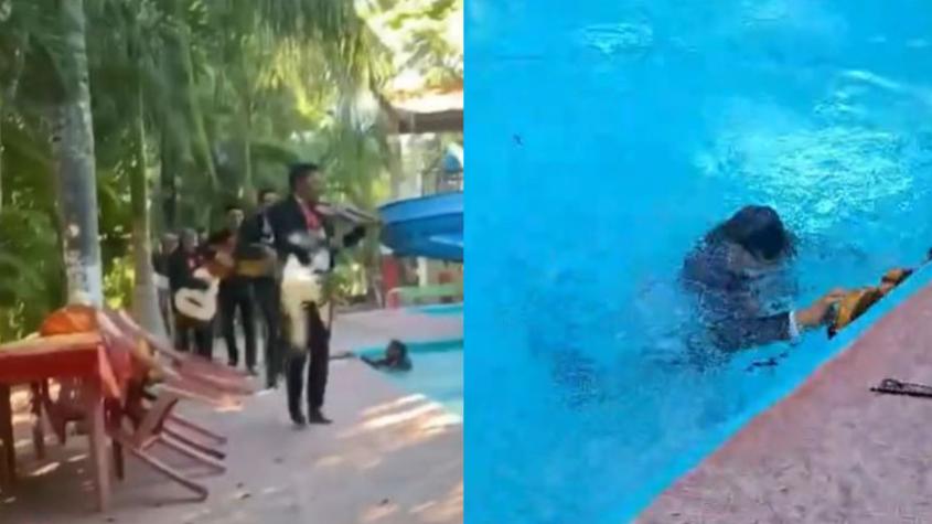 Mariachi se cae a una piscina mientras da serenata: El novio lo sacó del agua