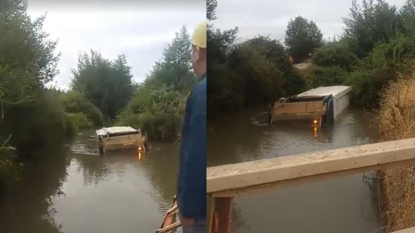 Camión de basura cayó a canal de regadío en Talca: Conductor logró escapar