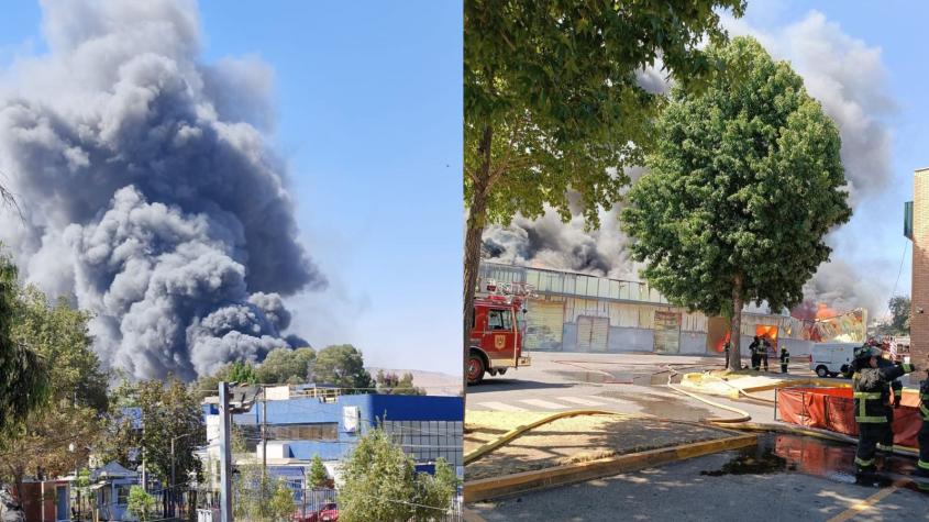 Incendio afecta a industria de Conchalí: Columna de humo es visible desde varias partes de Santiago