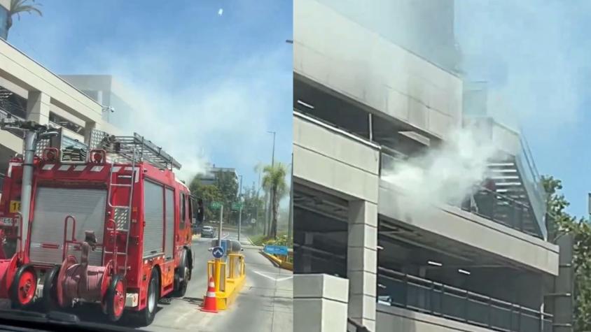 Reportan incendio en estacionamientos de Mall Alto Las Condes