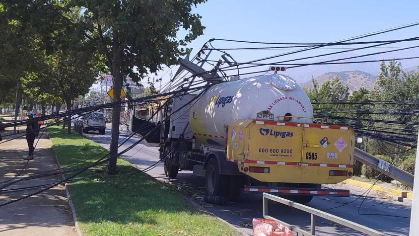 Camión arrasó con 13 postes de alumbrado público en Puente Alto y dejó a miles de casas sin luz