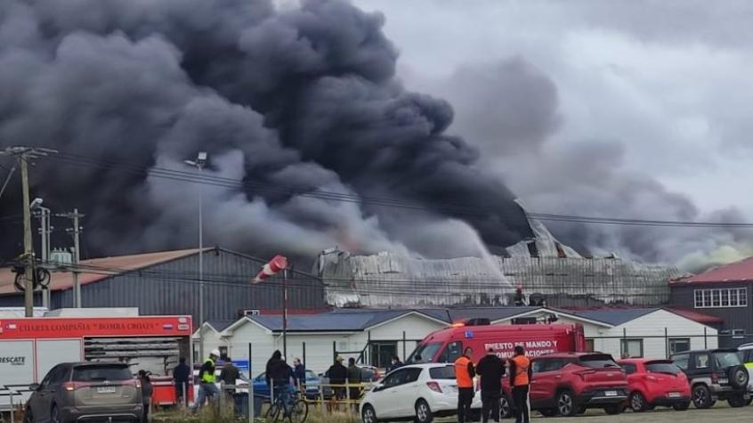 Violento incendio se registra en planta pesquera en Punta Arenas