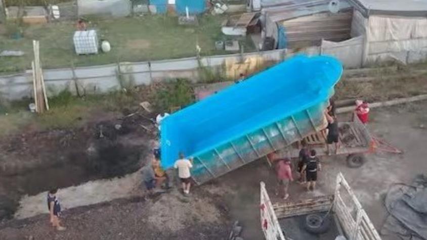 Descaro total: Roban piscina a medio llenar en Argentina y la instalan en terreno tomado