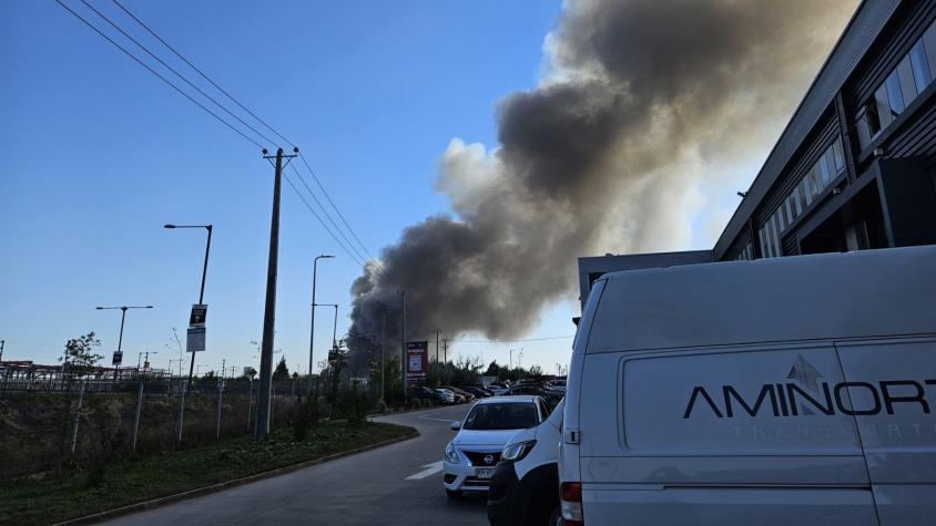 Bomberos combate incendio al interior de bodegas en fábrica de Lampa