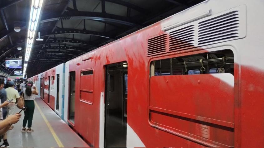 Encapuchados rayan todo un tren del Metro de Santiago en estación San Joaquín