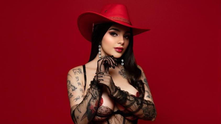 Influencer mexicana graba video íntimo con fan que se tatuó su cara y desata críticas en las redes sociales