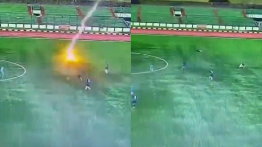 Conmoción mundial por muerte de futbolista en Indonesia: video captó el momento en que recibe el impacto de un rayo