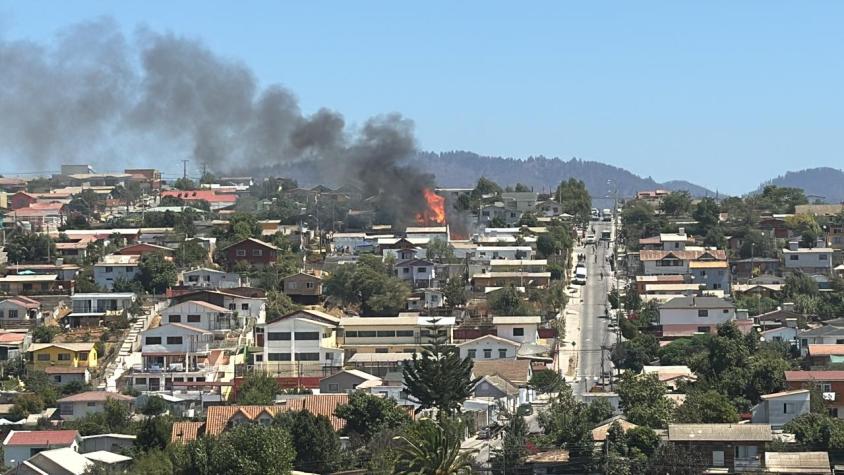 Bomberos combate incendio que afecta a viviendas en Quilpué