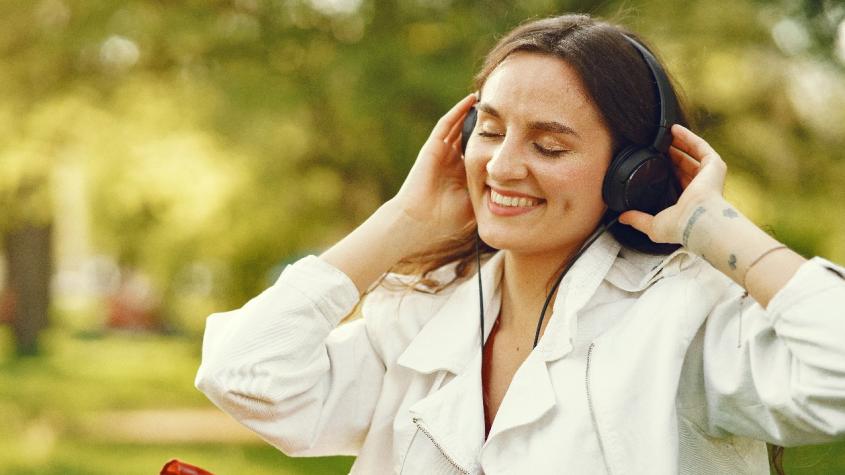 Experto reveló cómo elegir los audífonos perfectos según tu género musical favorito