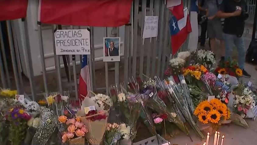Cantando el himno, rezando y con flores: Adherentes llegan a casa del ex Presidente Sebastián Piñera