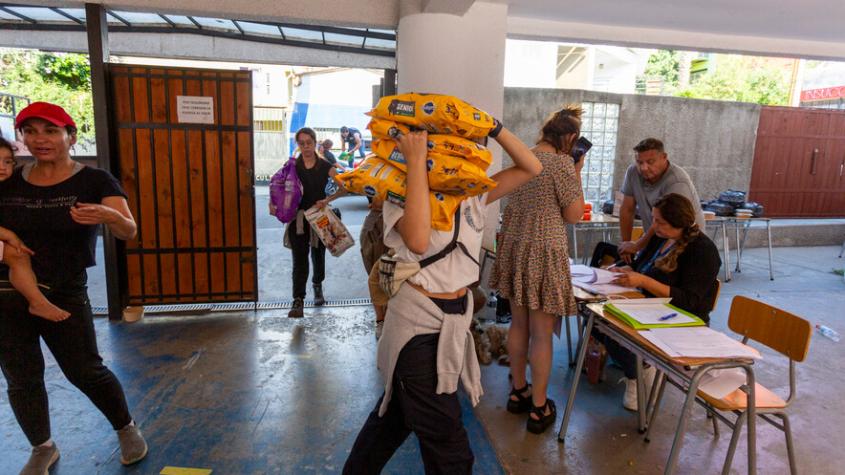 Gobierno descarta que desalojarán de los albergues a damnificados por incendios en Valparaíso “sin soluciones a las familias”