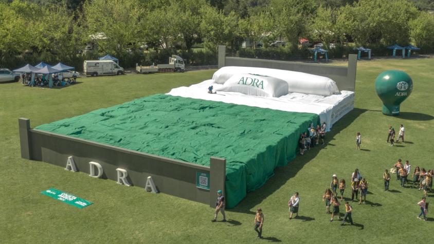 Chillán batió récord Guinness de la cama más grande del mundo: tamaño es similar a una cancha de fútbol