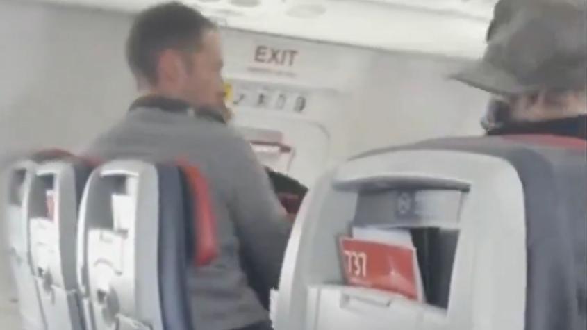 Captan a sujeto que intentó abrir puerta de emergencia en pleno vuelo en EE.UU.: fue retenido por otros pasajeros