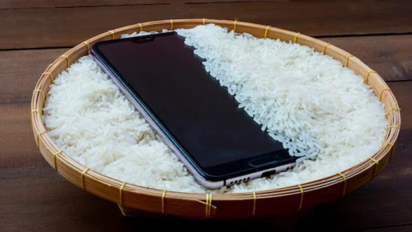 ¡Podría empeorarlo! Apple advierte que no debes meter tu iPhone en arroz si se moja