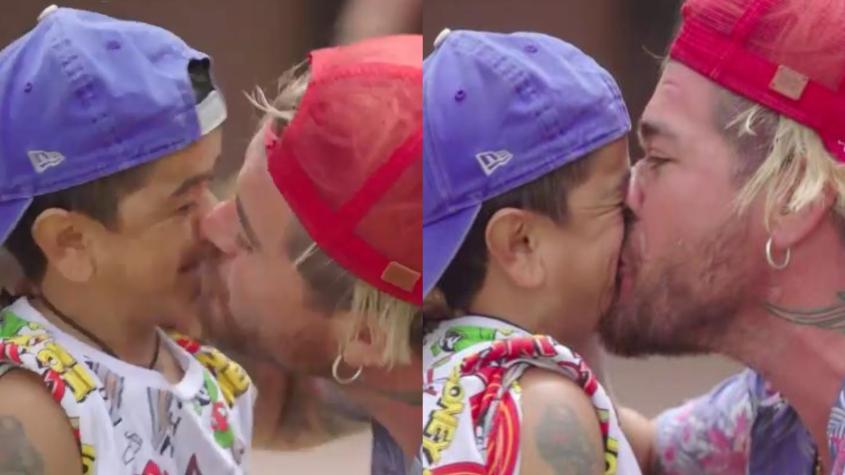 El desconcertante y apasionado beso que Junior Playboy le dio a Miguelito en Tierra Brava: compañeros quedaron impactados