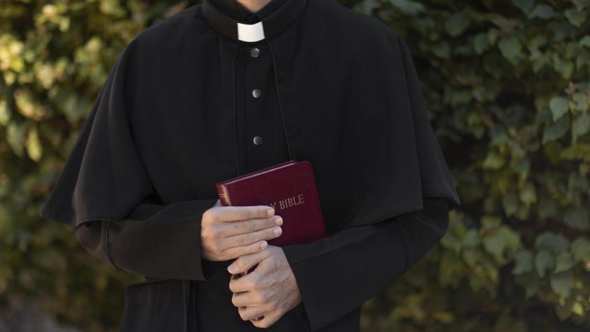 "Le he fallado a Dios": Sacerdote chileno es condenado por abusar sexualmente de un menor en EE.UU.