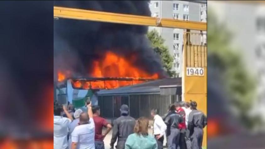 Al menos seis buses quemados tras incendio en taller mecánico de Temuco