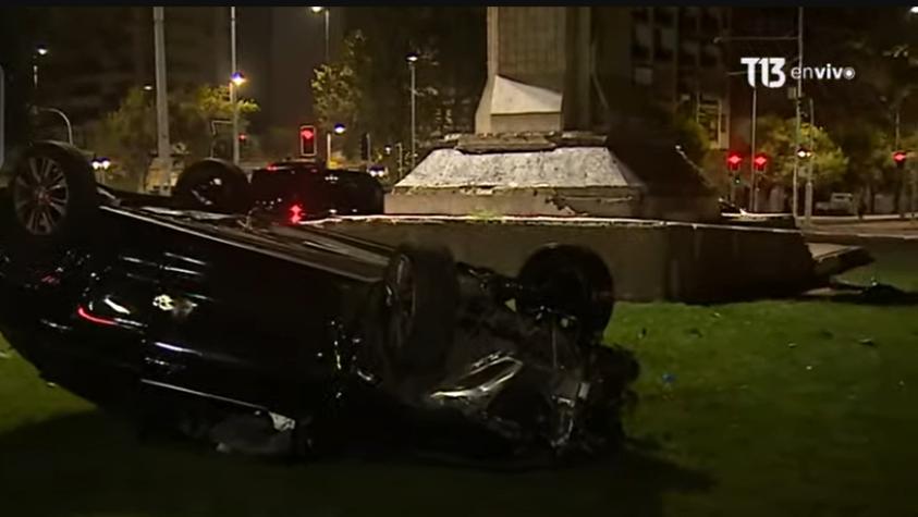 Auto resulta volcado tras accidente en Plaza Italia