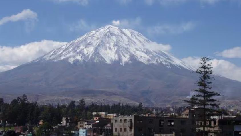 Turista chileno muere mientras escalaba volcán Misti en Perú: Cayó por abismo de 300 metros
