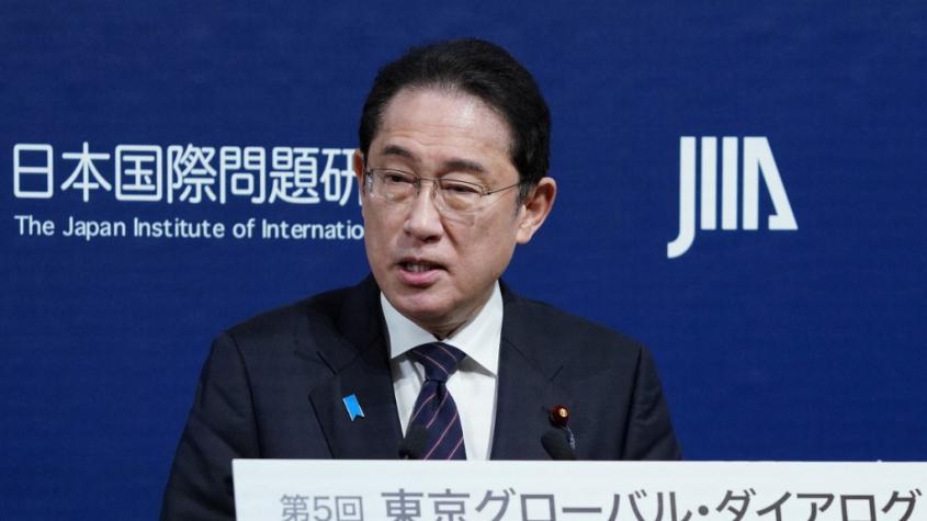 El primer ministro de Japón, interrogado por "bailarinas gogó" en reunión de su partido