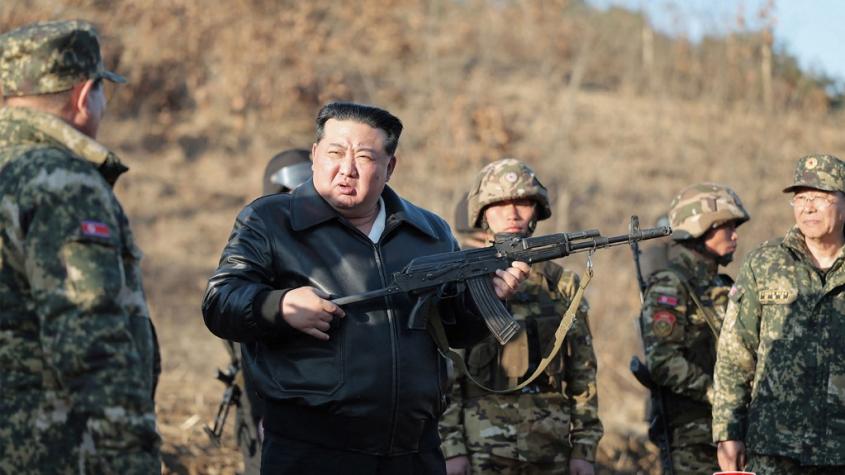 Kim Jong Un manipula arma al inspeccionar base de entrenamiento