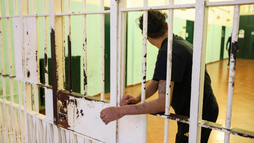 Nueva ley italiana podría castigar protestas en cárceles doblando la pena de los reclusos
