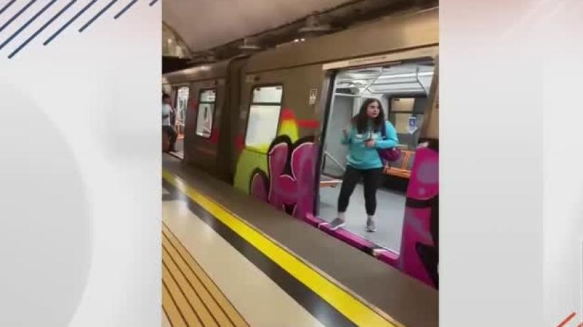 Desconocidos rayaron vagón del Metro mientras pasajeros estaban en su interior