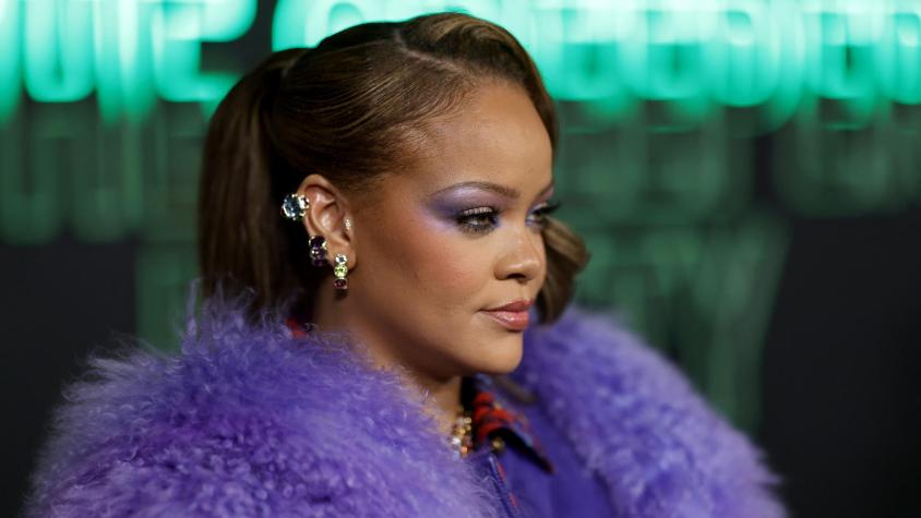 Rihanna juega con su nuevo pelo rubio: en una semana apareció con dos impresionantes looks