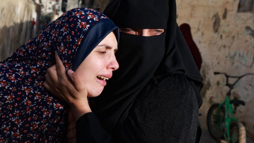 "¿Quién me llamará madre ahora?": El lamento de una mujer que perdió a sus bebés tras bombardeo de Israel a Gaza