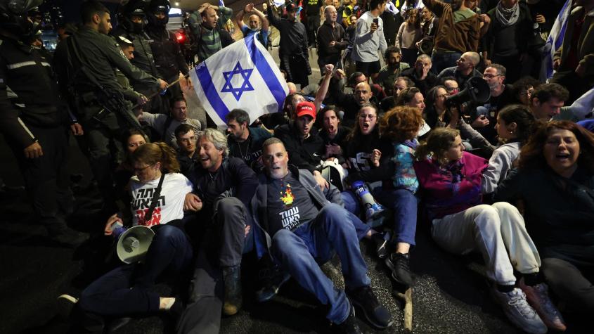 Israel: manifestantes piden la destitución de Netanyahu y el retorno de rehenes