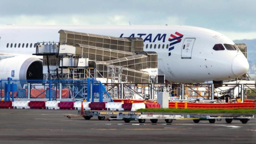 “Yo no lo había escuchado nunca”: Expertos cuestionan versión preliminar del incidente en vuelo Auckland-Santiago