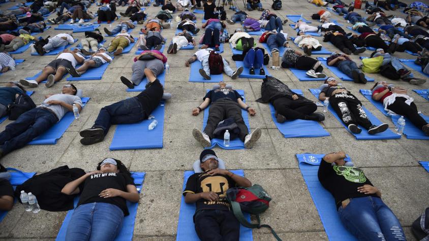 Por su derecho a dormir bien: Ciudadanos en México toman "siesta masiva" en la vía pública