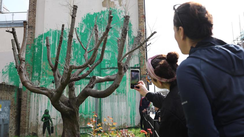 Con patrullas de vigilancia: Protegen la última obra de Banksy en Londres tras daños en anteriores