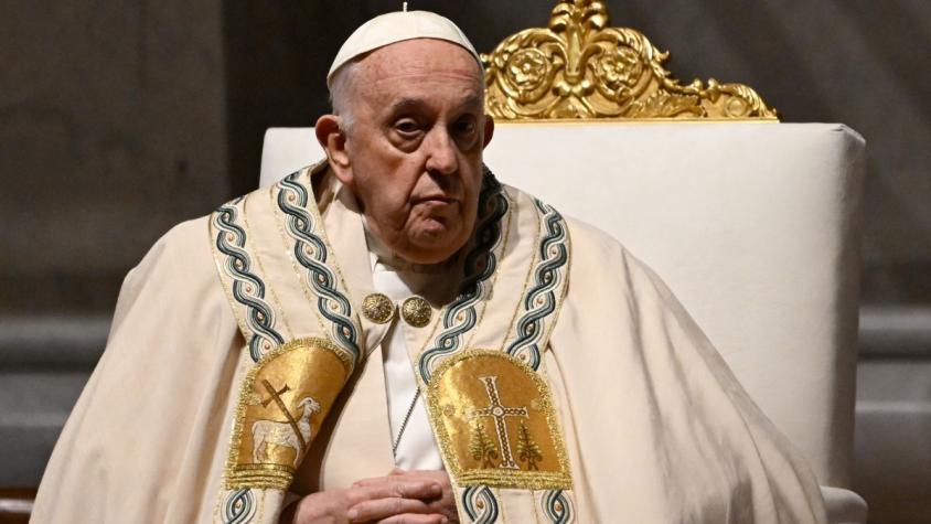 Papa Francisco reaparece en silla de ruedas en vigilia de Pascua: Había cancelado participación en Vía Crucis
