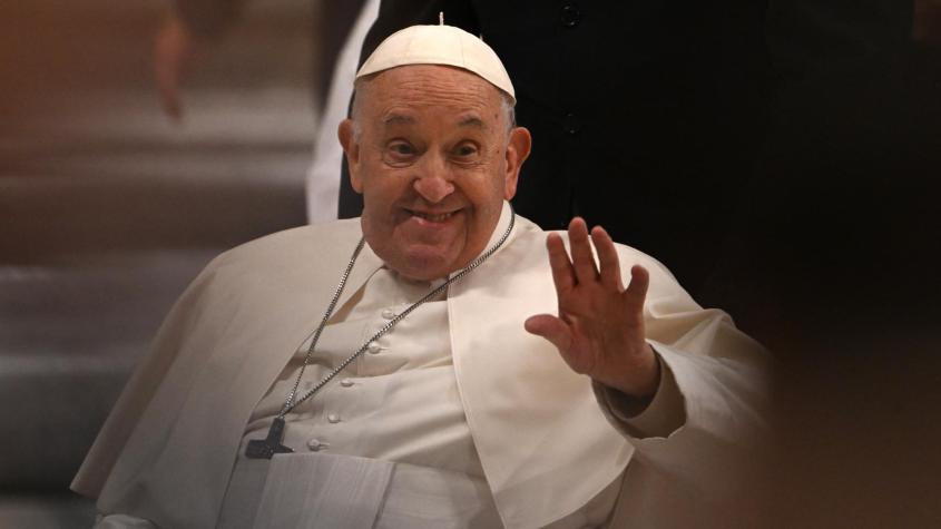 Católicos esperan al papa Francisco para la misa de Pascua de este domingo