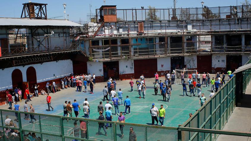 Hacinamiento, extorsiones y enfermedades: El alarmante informe sobre cárcel Santiago 1