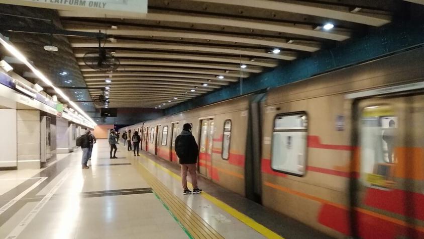 Por "persona en la vía": Metro de Santiago repone servicio tras incidente que cerró 9 estaciones de la Línea 4 