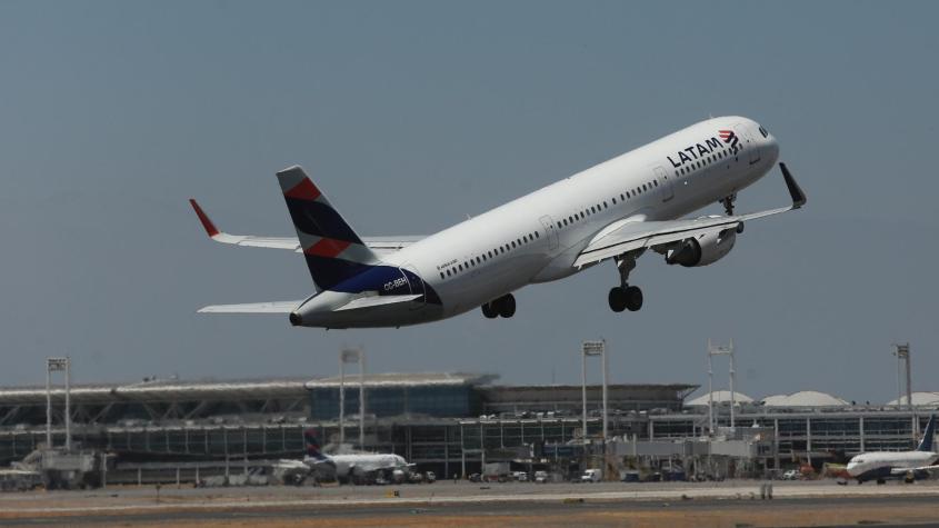 10 pasajeros y 3 tripulantes lesionados: Qué dijo Latam sobre el incidente en vuelo hacia Santiago