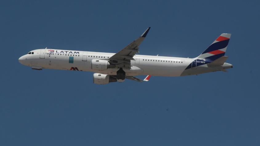 Un chileno entre los pasajeros lesionados en incidente durante vuelo de Latam a Santiago