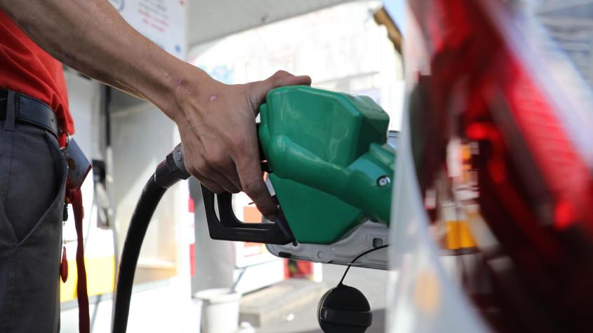 Llegaría a precios históricos: Se estima que bencinas subirían 60 pesos en menos de un mes