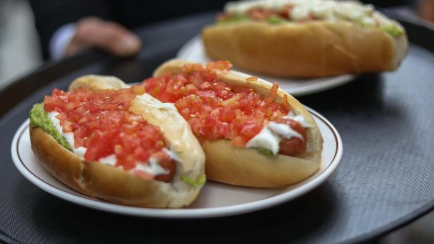 ¿Talquino o tradicional?: Taste Atlas eligió al completo chileno entre los tres mejores "hot dogs" del mundo